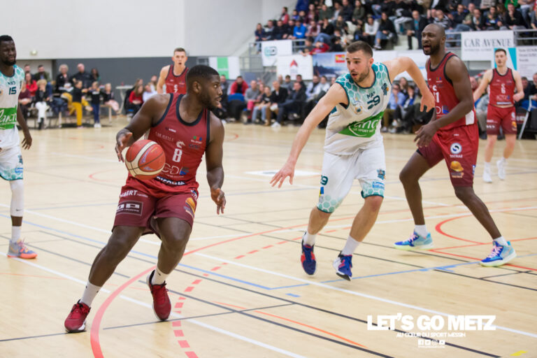 Henok Affa (balle en main) face au Joeuf Homécourt Basket