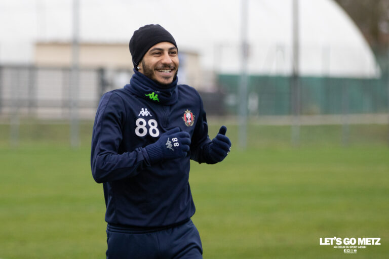 Youssef Maziz tout sourire lors d'un entraînement