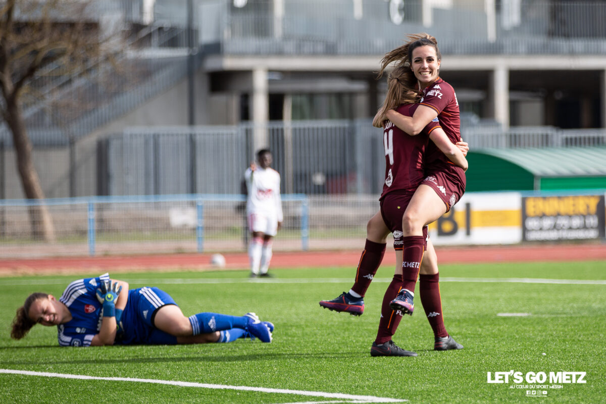Inès Boutaleb toute heureuse dans les bras de sa coéquipière