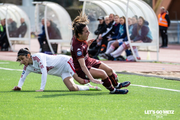 Inès Boutaleb subit un tacle rugueux lors de la rencontre de D2F Metz - Brest