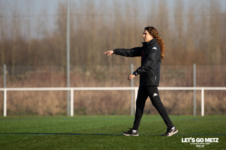 Jessica Silva donne ses consignes à l'entraînement