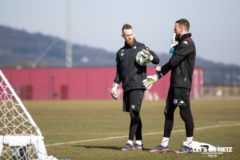 Oukidja et Caillard en pleine discussion