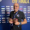 Thierry Weizman, tout sourire, avec les médailles de bronze de Metz Handball