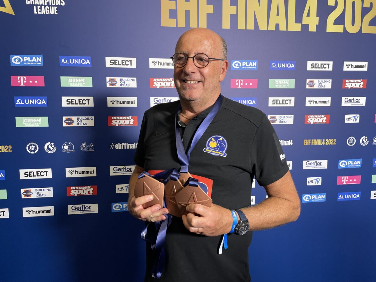 Thierry Weizman, tout sourire, avec les médailles de bronze de Metz Handball