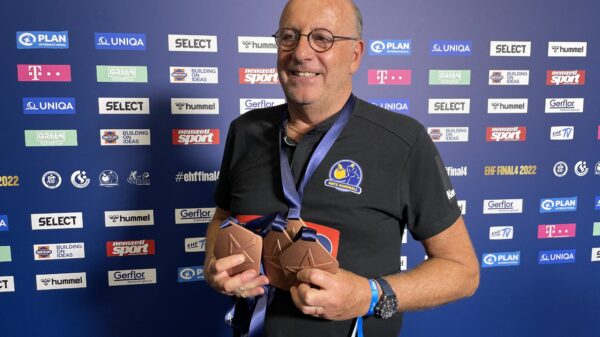 Thierry Weizman, tout sourire, avec les médailles de bronze de Metz Handball