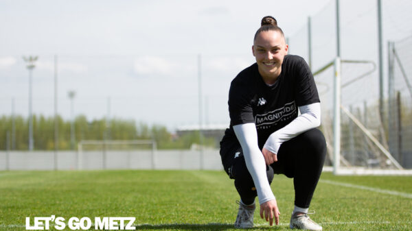 Justine Lerond prend la pose lors d'un entraînement du FC Metz