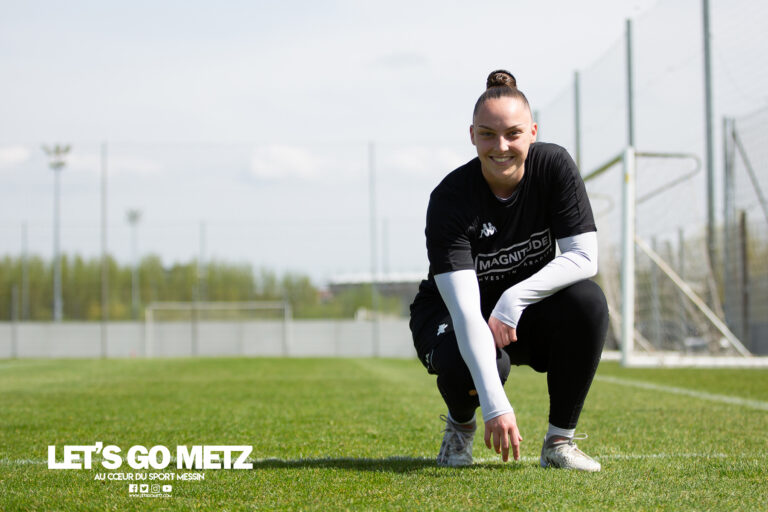 Justine Lerond prend la pose lors d'un entraînement du FC Metz
