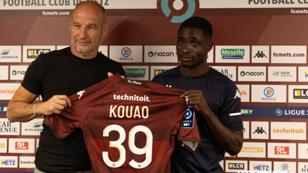 Koffi Kouao, présenté à la presse par Pierre Dréossi, le directeur sportif du FC Metz