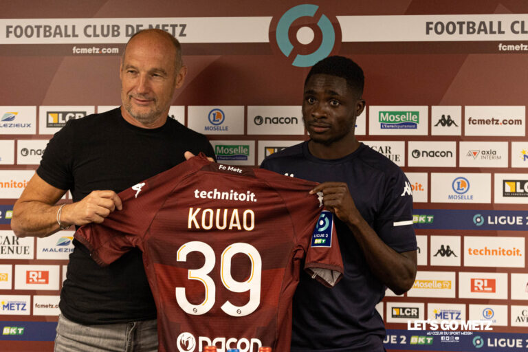 Koffi Kouao, présenté à la presse par Pierre Dréossi, le directeur sportif du FC Metz