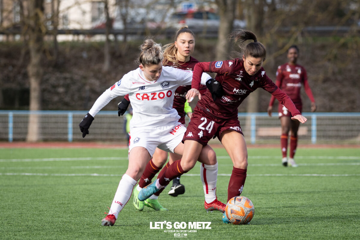 Lalia Storti à la lutte avec Justine Rougemont, l'ancienne capitaine du FC Metz désormais au LOSC