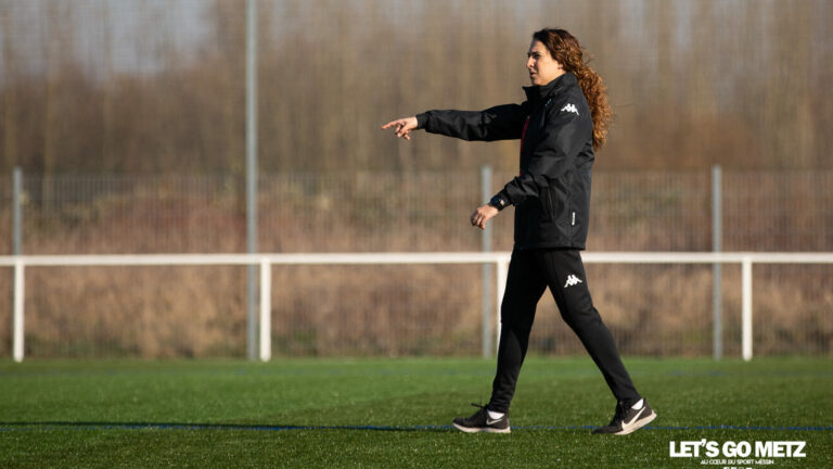 Jessica Silva donne ses consignes à l'entraînement