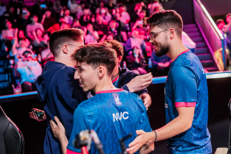 Sheo (à droite) et Nuc (au centre) célèbrent leur qualifications aux Worlds 2023. Crédit Photo : Colin Young-Wolff/Riot Games