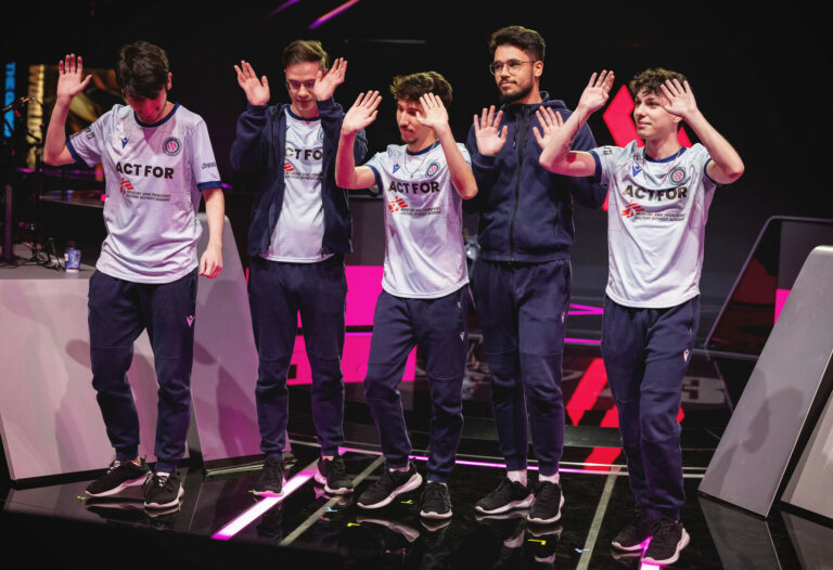 La Team BDS et Sheo (en bleu à droite) se sont inclinés lors de leur premier match de play-in aux Worlds de LoL. Crédit photo : Colin Young-Wolff/Riot Games)