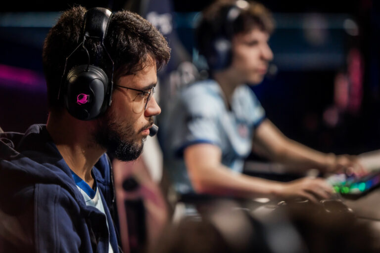 Sheo (au premier plan) et Adam ont bien contribué à la victoire des BDS sur DFM aux Play-In des Worlds de LoL. Crédit photo : Colin Young-Wolff/Riot Games)