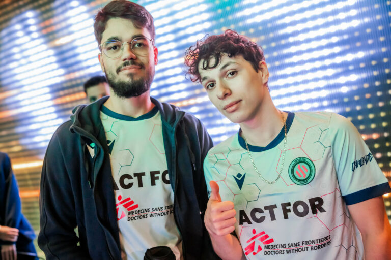Sheo (a g.) et Adam joueront une place pour le tour principal des Worlds contre le PSG sur LoL. Crédit photo : Colin Young-Wollf/Riot Games.