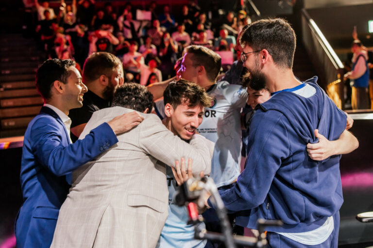 Scènes de joie après la victoire de BDS contre le PSG dans ces Worlds de LoL. Crédit photo : Colin Young-Wolff / Riot Games.