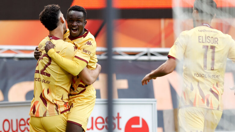 Cheick Sabaly et Kevin Van den Kerkhof après le premier but du FC Metz à Lorient.