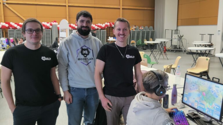 Ervan Dieulin (au centre en noir), à côté de ses équipiers de Mosel'LAN Project lors de l'UTT à Troyes. Photo : Antoine Bchini, LGM