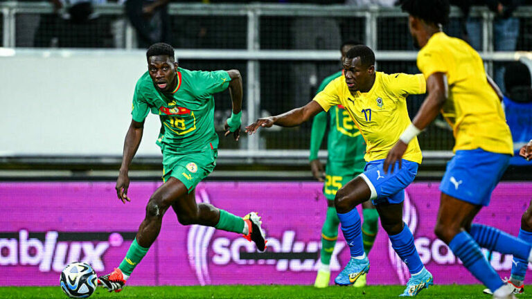 Michel Mboula arrive au FC Metz (ici à la lutte avec Ismaila Sarr)
